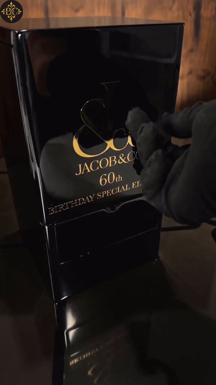 Close view of the special edition presentation box